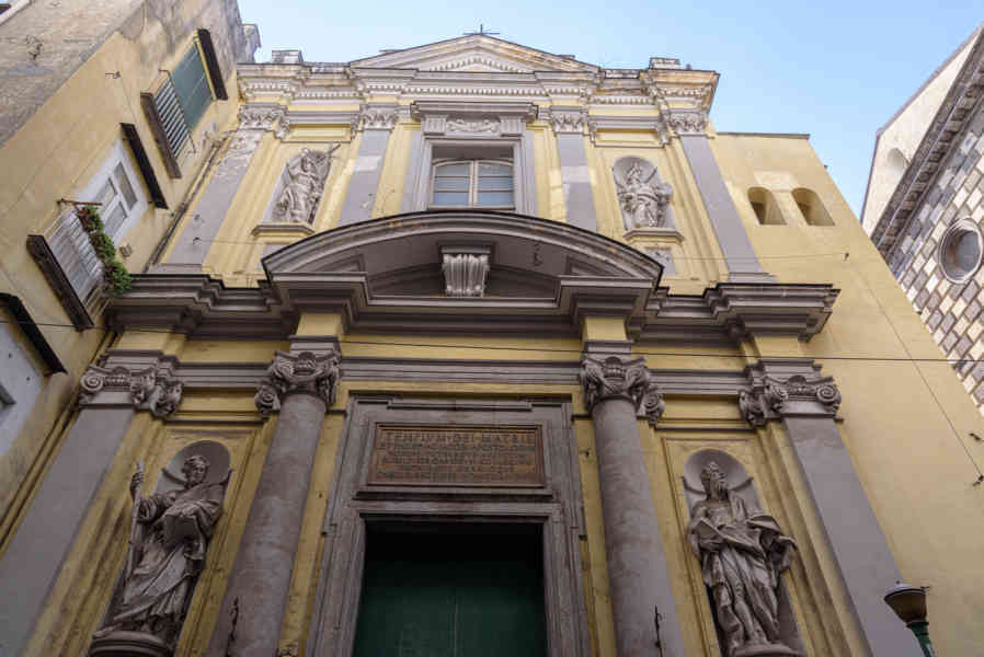 146 - Italia - Nápoles - iglesia de los Santos Filippo y Giacomo.jpg